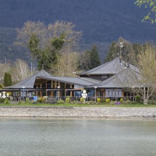 Vue du bord du lac de La Tène